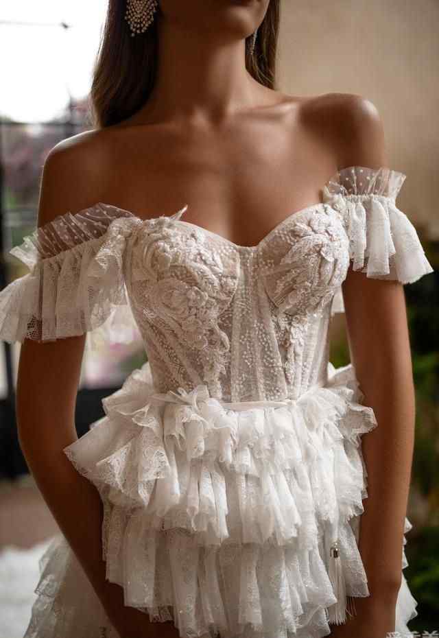 新娘礼服裙 芬兰高级定制新娘礼服MillaNova关键点：闪耀亮片蕾丝边，堆叠淑女连衣裙