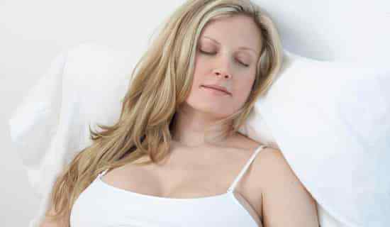 孕妇左侧睡的正确姿势 孕妇睡觉的正确姿态 正确睡姿良好睡眠