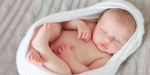 宝宝睡觉频繁来回翻滚 孩子睡觉总是爱打滚是怎么回事 孩子睡觉老打滚正常吗