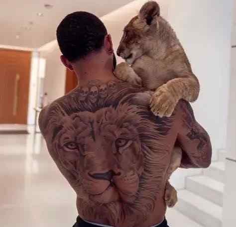 小狮子里昂 高端玩家！里昂前锋德佩怀抱宠物狮子 秀后背狮子纹身