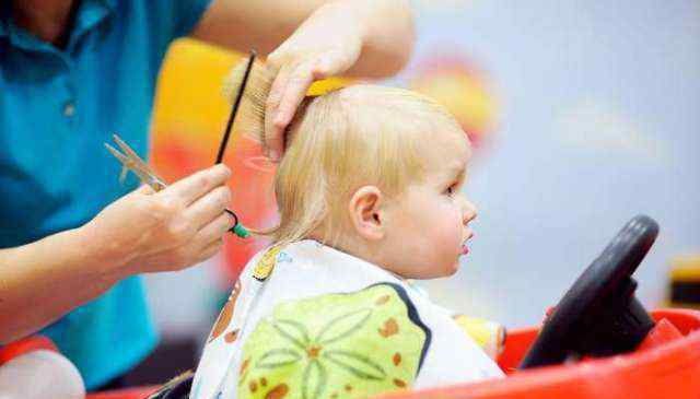 婴儿什么时候理发 婴儿应该什么时候开始第一次理发，首次理发需要注意什么？
