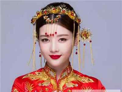 中式婚礼礼服 穿中式婚礼服适合的发型 复古盘发展现传统中国风