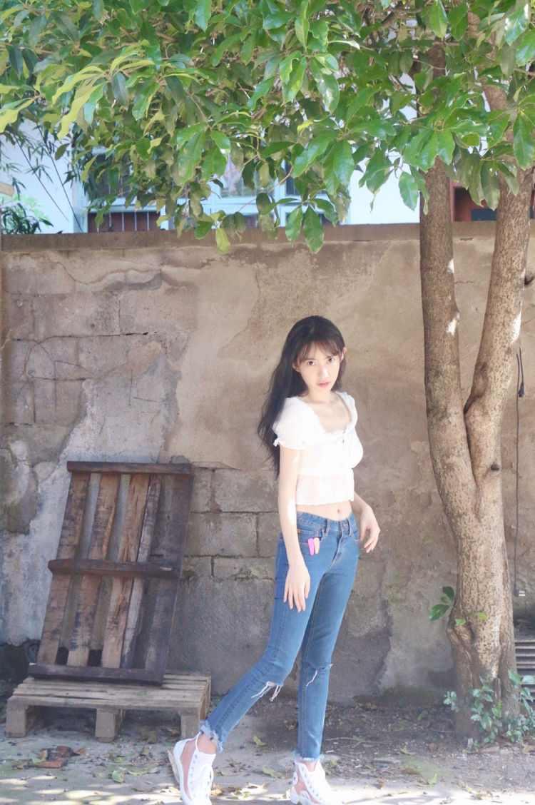 ​刘萌萌这“少女腰”太迷人穿白色上衣配牛仔裤，一点不像30岁