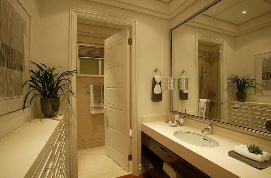 卫生间的镜子怎样擦得更明亮