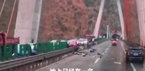【痛心】四川一客车高速侧翻6死30伤 还原现场始末始末