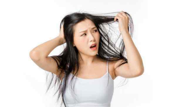 逆方向拨动头发发根痛 头发往左梳还是往右梳 头发往后倒的发型
