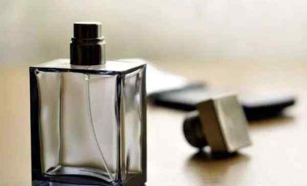 香水的正确使用方法 香水应该怎么用 香水的正确用法
