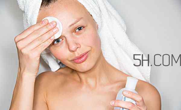 长期用卸妆水的危害 天天用卸妆水对皮肤有哪些伤害 每天用卸妆水对皮肤有害吗