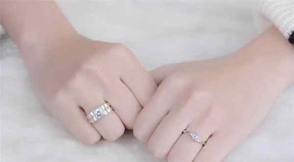 结婚戒指女生应该戴哪只手 婚戒戴哪只手 婚戒怎么戴