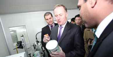 咔哇熊奶粉 新西兰总理签字奶粉罐 力挺咔哇熊进入中国市场
