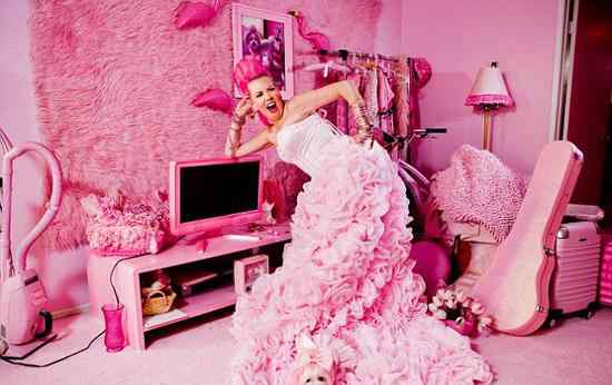 粉色房间 名副其实“粉红女郎” 红到时尚杂志借她房间来拍照