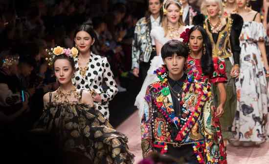 彩虹骑士 韩火火登上Dolce&Gabbana2018春夏米兰大秀  化身“彩虹骑士”为迪丽热巴护航