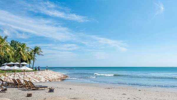 金巴兰海滩 巴厘岛哪个海滩最美，巴厘岛比较好玩的海滩