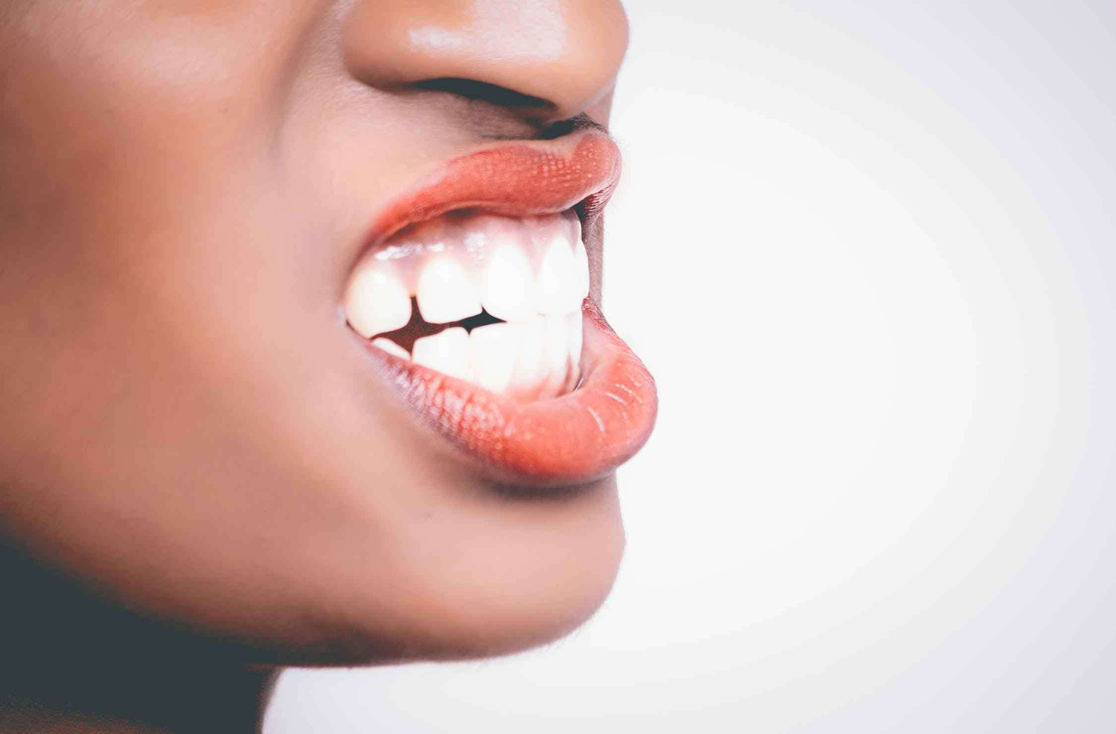 门牙疼 前门牙疼是怎么回事 牙科牙齿健康