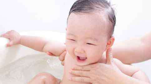 新生儿奶瓶怎么选 宝宝奶嘴种类多 新手妈妈该如何挑选