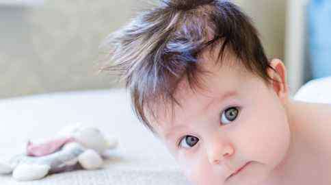 宝宝头发稀少是缺什么 宝宝头发稀黄 是因为缺什么营养吗