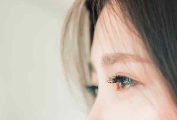 眼部按摩手法步骤图解 正确按摩眼部的五大方法 大神教你减轻细纹