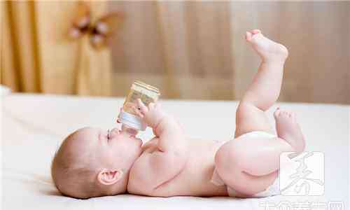 太早用吸管奶瓶的危险 宝宝多大喝奶改用吸管