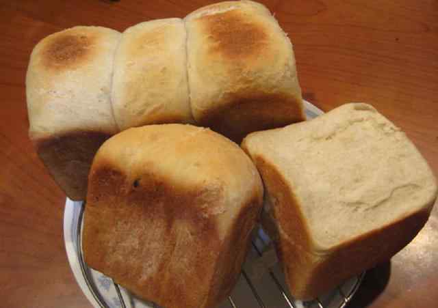 怎样用烤箱做面包 家用小烤箱如何烤面包松软，烤箱做面包的家庭做法